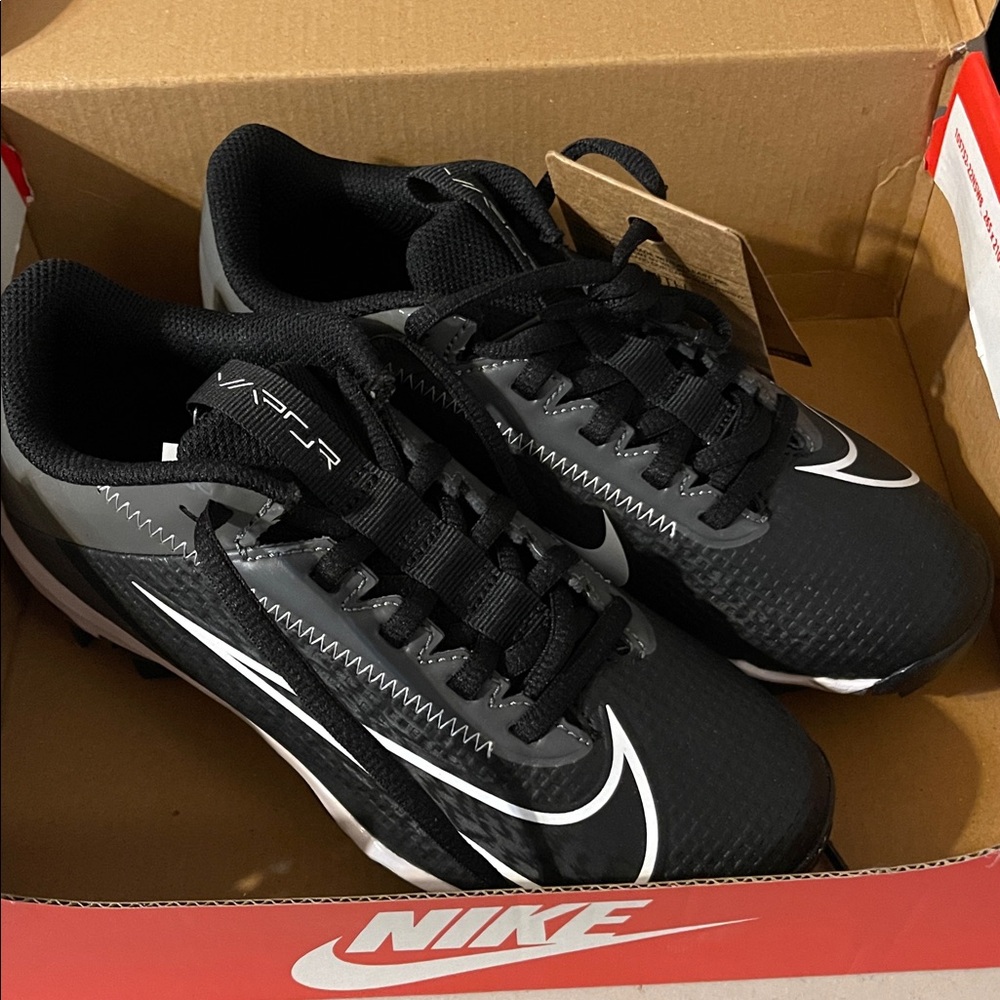 Nike Vapor Edge Shark 2 Kids Youth Size 2.5 Football Cleats